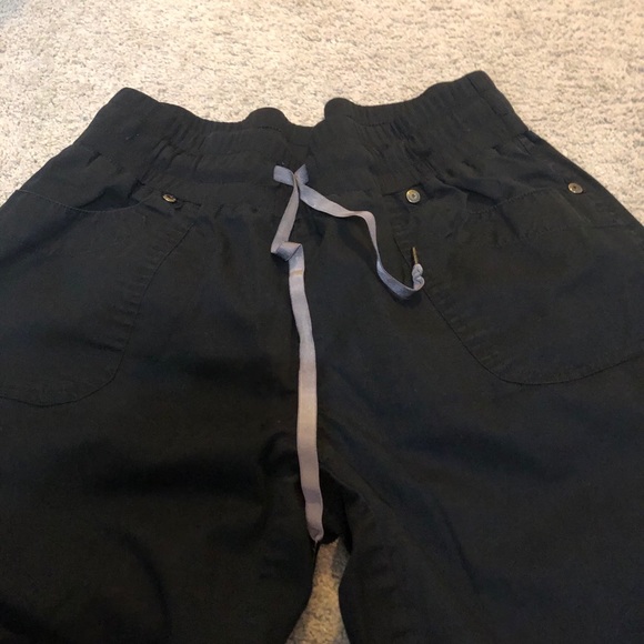 Woman’s scrubs - Picture 3 of 6